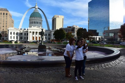 Runner_Old_Courthouse_Arch_Girls_Selfie